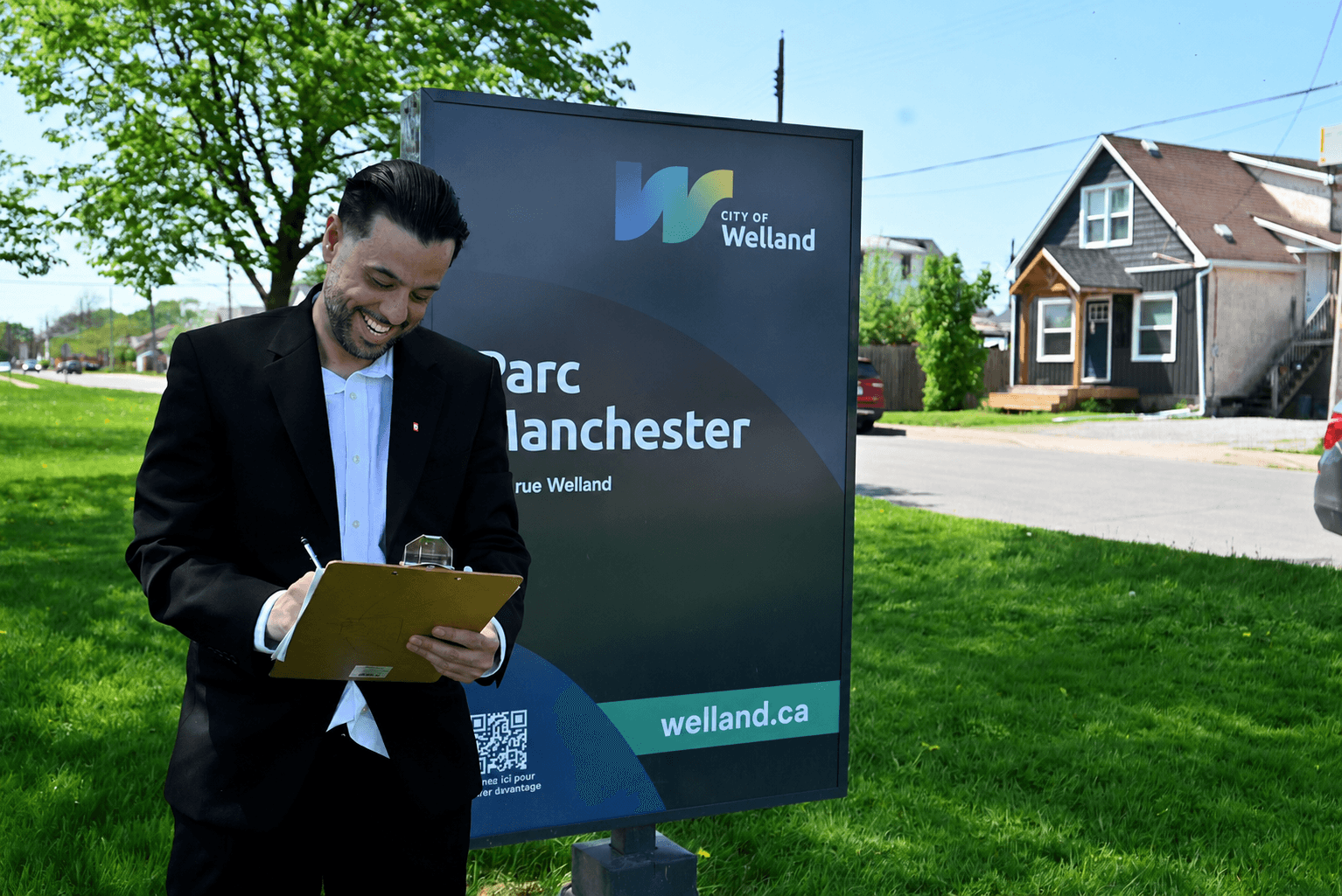 Luca Mele speaking with residents in Welland